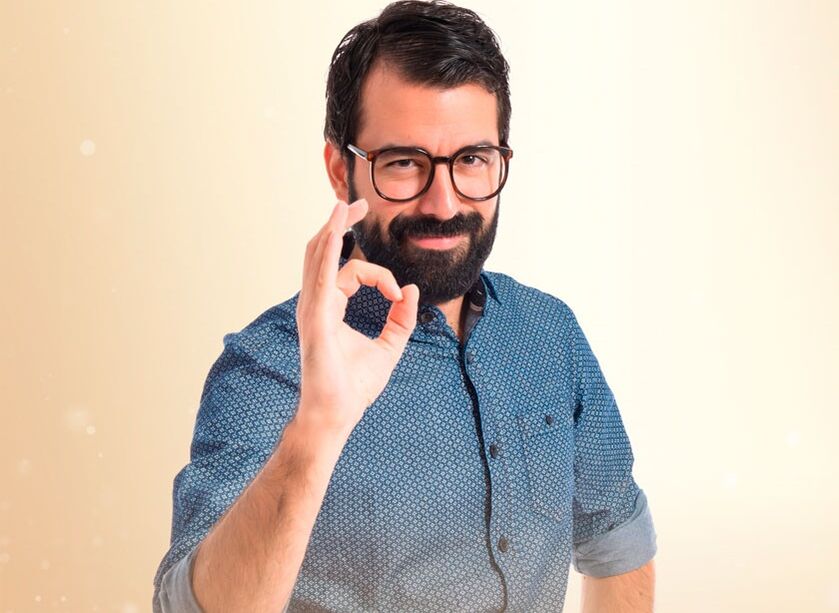 Ο άνθρωπος είναι ικανοποιημένος με τη μεγέθυνση του πέους με λεμονάδα