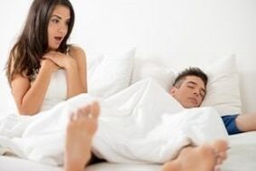 Γυναίκα έκπληκτη από το διευρυμένο πέος του άνδρα