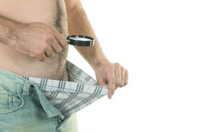 Ένας άντρας κοιτάζει το πέος του και θέλει να το μεγεθύνει